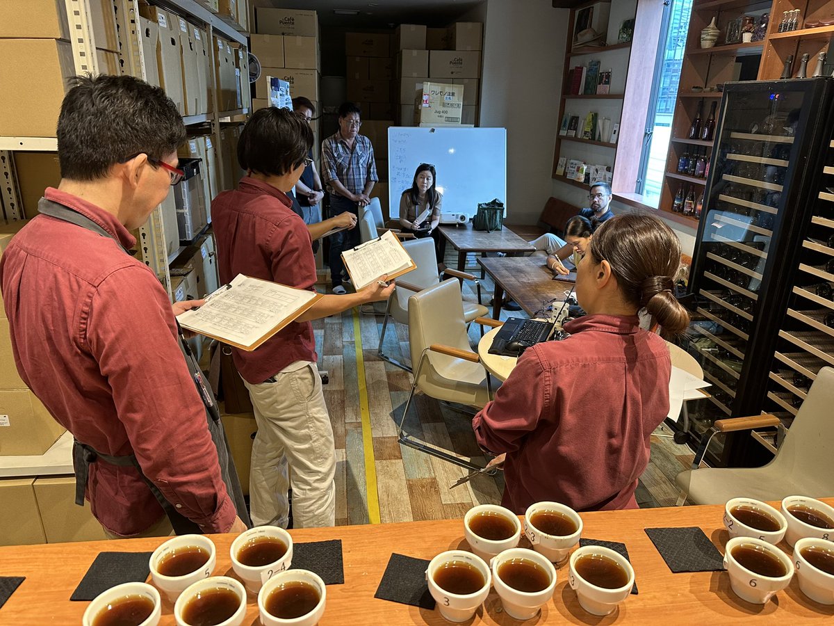 Josecafeto's tweet photo. 来日中のタイのドイトゥンプロジェクトチームと、彼等の作ったコーヒーを一緒にカッピング。生産者と日本でコーヒーのカップをして、お互い意見を述べ合いとても楽しかった。全体的に品質が、更に良くなっています‼️
#doitungcoffee #ドイトゥン #ミカフェート #コーヒーハンター #コーヒーカッピング https://t.co/6mbchLIahd