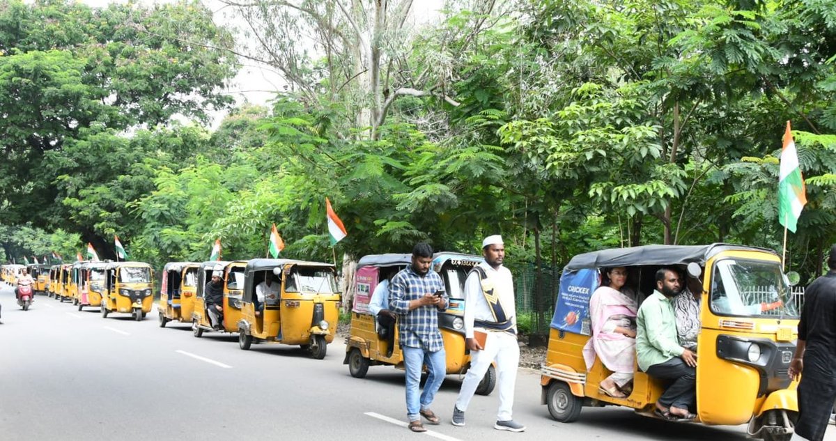 స్వీప్ కార్యక్రమాల్లో భాగంగా పట్టణంలో ఆటో ర్యాలీ నిర్వహించి ఓటరు నమోదు, వినియోగంపై అవగాహన కల్పించిన జిల్లా కలెక్టర్ రాహుల్ రాజ్ పి.ఎస్.,అదనపు కలెక్టర్ ఖుష్బూ గుప్త,శిక్షణ సహయ కలెక్టర్ వికాస్ మోహతో,అధికారులు,ఆటో యూనియన్ నాయకులు,డ్రైవర్లు, తదితరులు. @ECISVEEP @SpokespersonECI #ECI