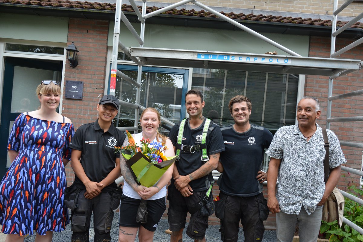 We zijn begonnen met het #installeren van de #zonnepanelen bij de bewoners van #Wooncorporatie <a href="/WoMreactie/">WOONopMAAT</a> in #Heemskerk. De eerste bewoner kreeg uiteraard een bosje bloemen aangeboden en de start van dit mooie project was een team foto waard! #energietransitie 1400 #woningen