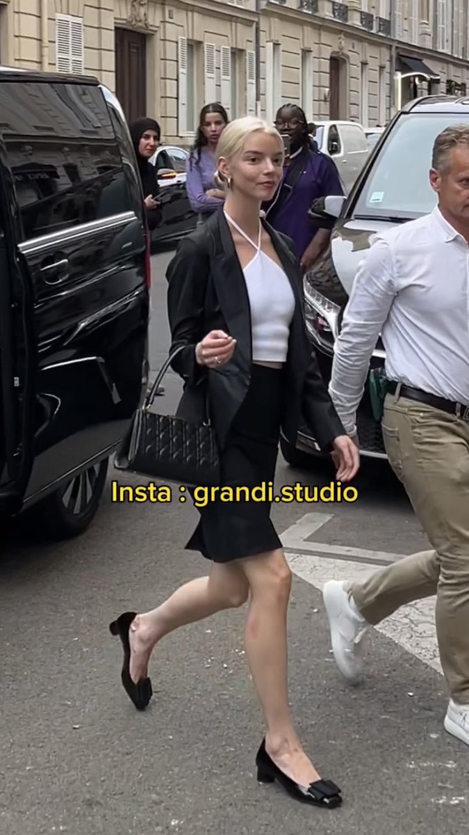 grandistudio's tweet photo. Anya Taylor-Joy seen in Paris ♟️ 

#anyataylorjoy #queengambit #anyataylor #fpw #parisfashionweek2023 #parisfashionweek #dior @Dior https://t.co/YLZqdPFMRG