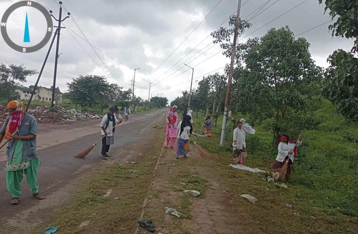 board_ceo's tweet photo. Cleanliness Drive such as a vegetation removal in cantt. area Under the Swachhata Hi Seva-Garbage Free India 2023 Campaign. #SHS2023 #GarbageFreeIndia @PMOIndia @DefenceMinIndia @adgcantts_dgde @pddesc https://t.co/CqwlOTpgZf