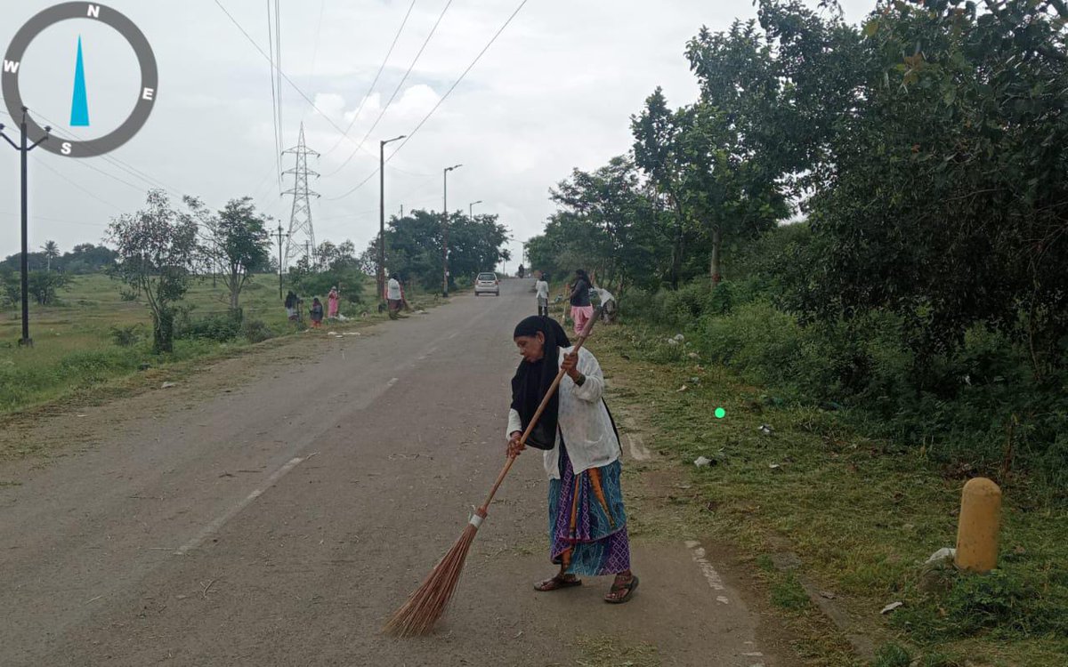 board_ceo's tweet photo. Cleanliness Drive such as a vegetation removal in cantt. area Under the Swachhata Hi Seva-Garbage Free India 2023 Campaign. #SHS2023 #GarbageFreeIndia @PMOIndia @DefenceMinIndia @adgcantts_dgde @pddesc https://t.co/CqwlOTpgZf