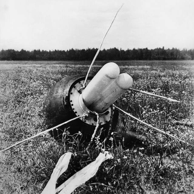 lucanardi_space's tweet photo. #Luna16 del 1970. È la prima missione sample return lunare sovietica. Dopo di lei hanno avuto successo anche la #Luna20 e la #Luna24 per un totale di circa 300 grammi di rocce lunari. Atterrati nel 1970, 1972 e 1976. https://t.co/u6jyhnFyEY