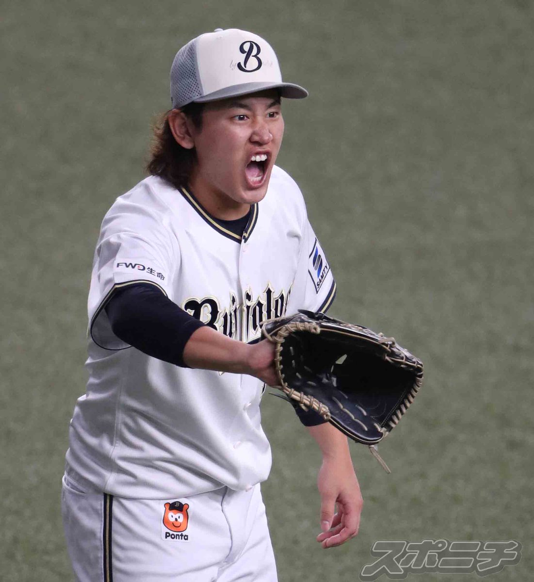 Sponichi_Orix's tweet photo. なぜか大きく口を開けながらキャッチボールをする #宮城大弥 投手 https://t.co/xXSua3tN0z