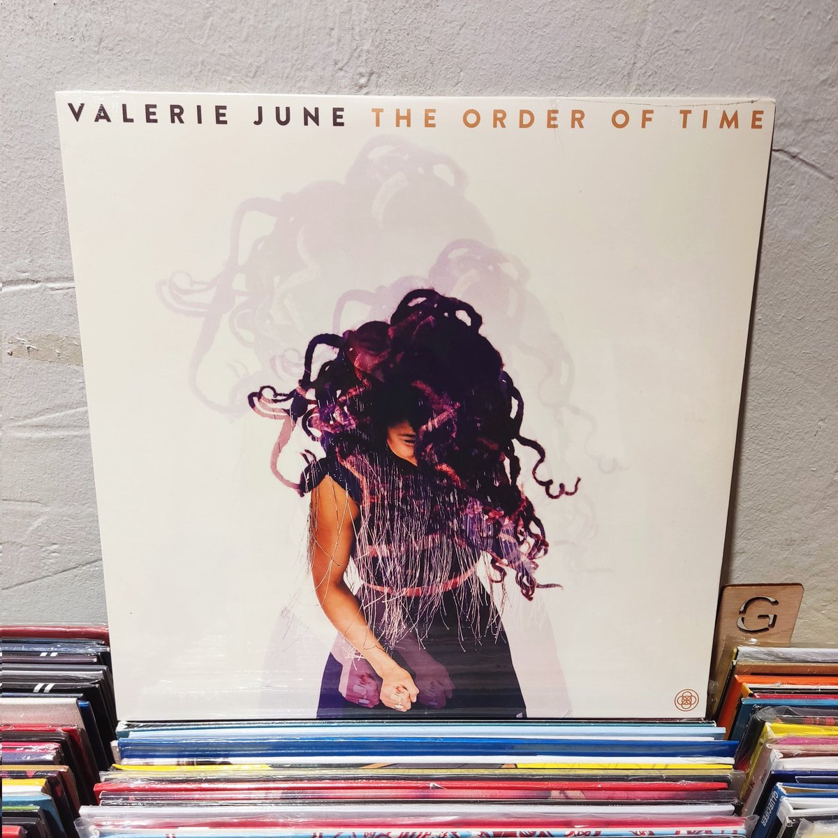 vinylora's tweet photo. #valeriejune #theorderoftime #vinylora #vinylcollection #vinylrecords #vinyljunkie #vinylcommunity #vinylstore #vitoriagasteiz #aldezaharra #lacorre #saveyourlocalrecordstore https://t.co/h0XqJvh1OP https://t.co/VTzKj9hVAA