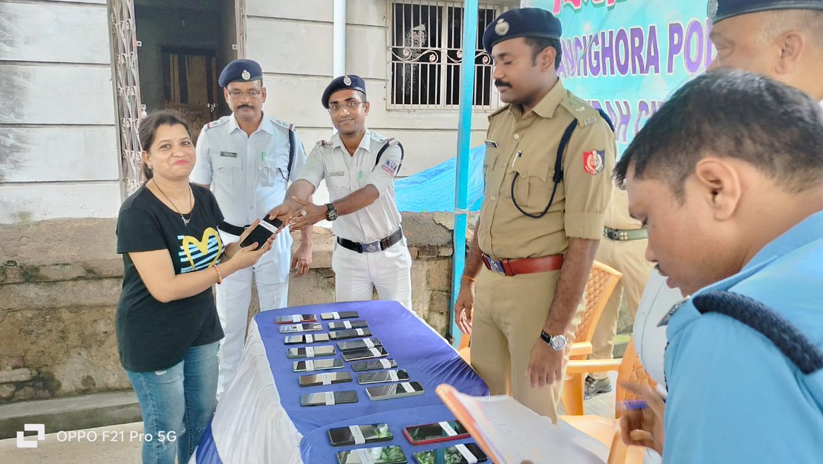 dcpnorthhcp's tweet photo. "Mobile is very necessary thing in our life, now a days. To save and protect it, very important for all of us. " 
Malipanchghora PS handed over 46 Mobiles to their owners. 
We urge you to be more vigilant and  aware.
#HowrahCityPolice
#ToServeToProtect
#ProjectPhirrePaowa https://t.co/6OwgaMoUZq
