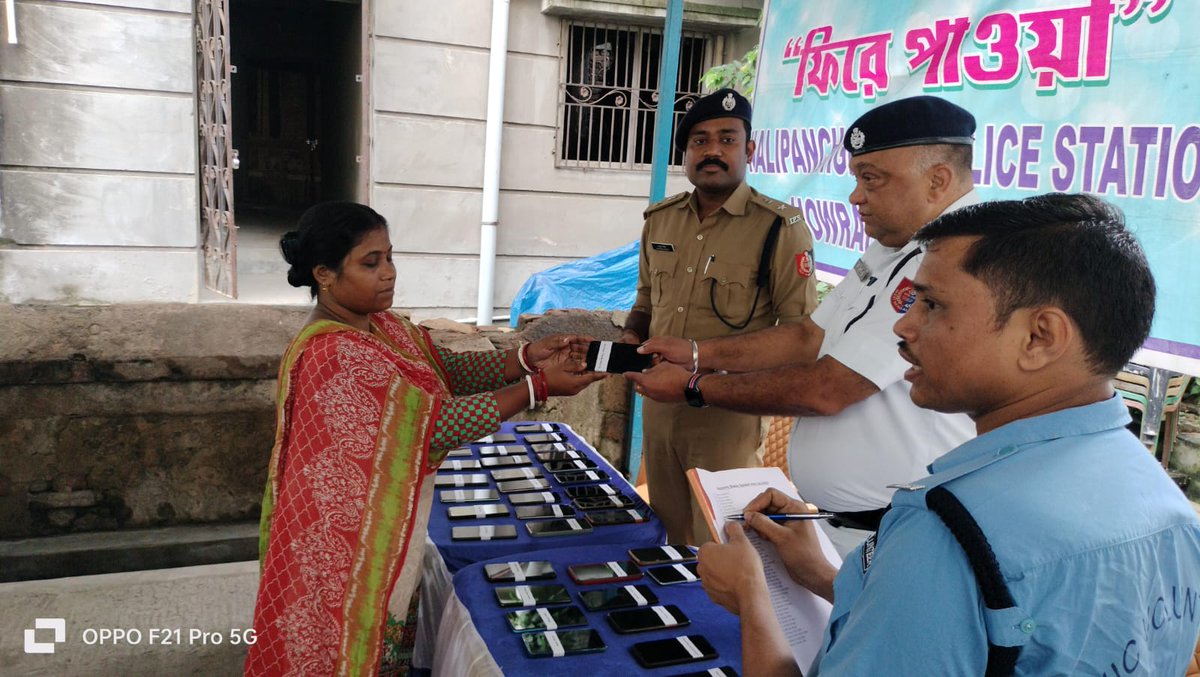 dcpnorthhcp's tweet photo. "Mobile is very necessary thing in our life, now a days. To save and protect it, very important for all of us. " 
Malipanchghora PS handed over 46 Mobiles to their owners. 
We urge you to be more vigilant and  aware.
#HowrahCityPolice
#ToServeToProtect
#ProjectPhirrePaowa https://t.co/6OwgaMoUZq