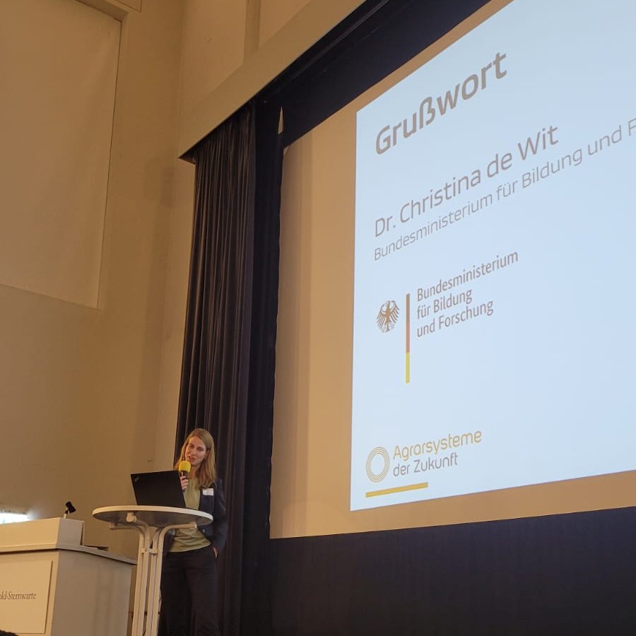 igz_leibniz's tweet photo. Start des 4.Statusseminar @agrarsysteme der Zukunft, organisiert von @mschreiner8 &amp; Team @igz_leibniz &amp; @zalf_leibniz/@ILS_forschung mit einem Grußwort von Dr. C. de Wit vom @BMBF_Bund. Wir freuen uns auf spannende Beiträge und Ergebnisse! https://t.co/dLjS204QP4