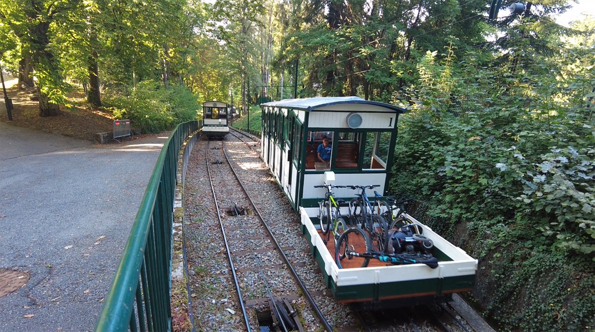funimag's tweet image. Le funiculaire d'Évian-les-Bains a été remis en service en 2002. Monument historique depuis 1984, il fonctionne de mai à septembre et son utilisation est gratuite. Ici faisant office de remonte vélos  🇫🇷 🚞 🚴‍♀️
Vidéo 👉tinyurl.com/3nv8tww3
#funicular #Evian @MonumentumFr