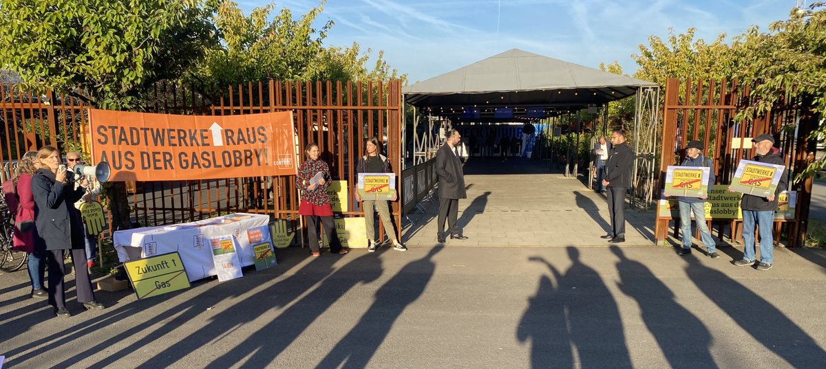 lobbycontrol's tweet photo. Wir fordern beim Stadtwerkekongress #swk2023 in Köln #Stadtwerke auf, aus dem #Gaslobby-Verband Zukunft Gas auszutreten. Die Gasindustrie will alte Geschäftsmodelle erhalten, Stadtwerke aber müssen ihre Energie- und Wärmeversorgung ganz auf die Zukunft ausrichten. #zukunftodergas https://t.co/kZd4x503Aa