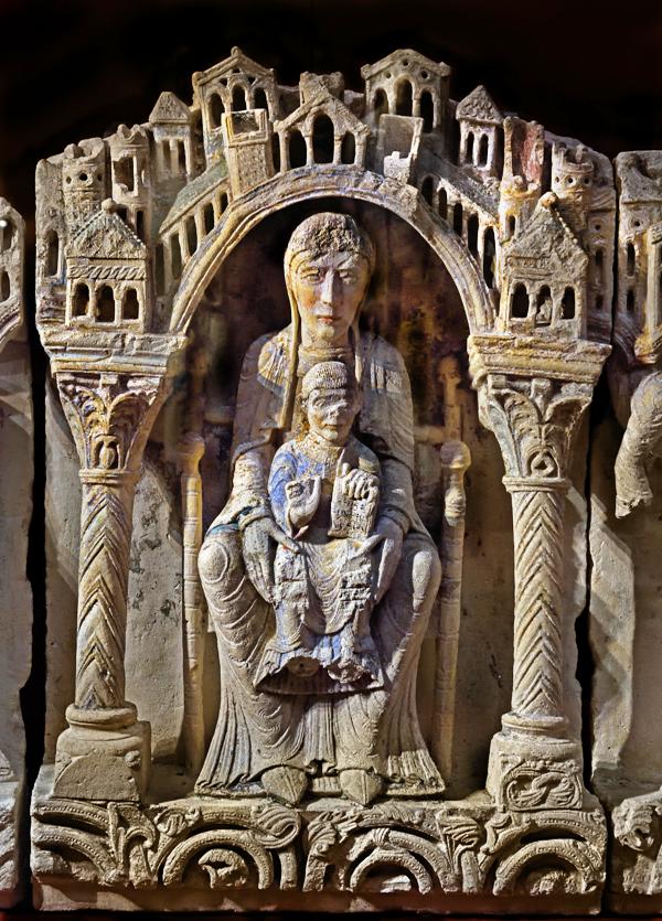 Se tiene alguna duda de cuándo y dónde nació la pequeña Leonor. En Burdeos o en Poitiers; en 1122 o en 1124; es que era niña. Será duquesa de Aquitania y Guyena y condesa de Gascuña por derecho propio, reina de Francia y después de Inglaterra por matrimonio, madre de 4 reyes...