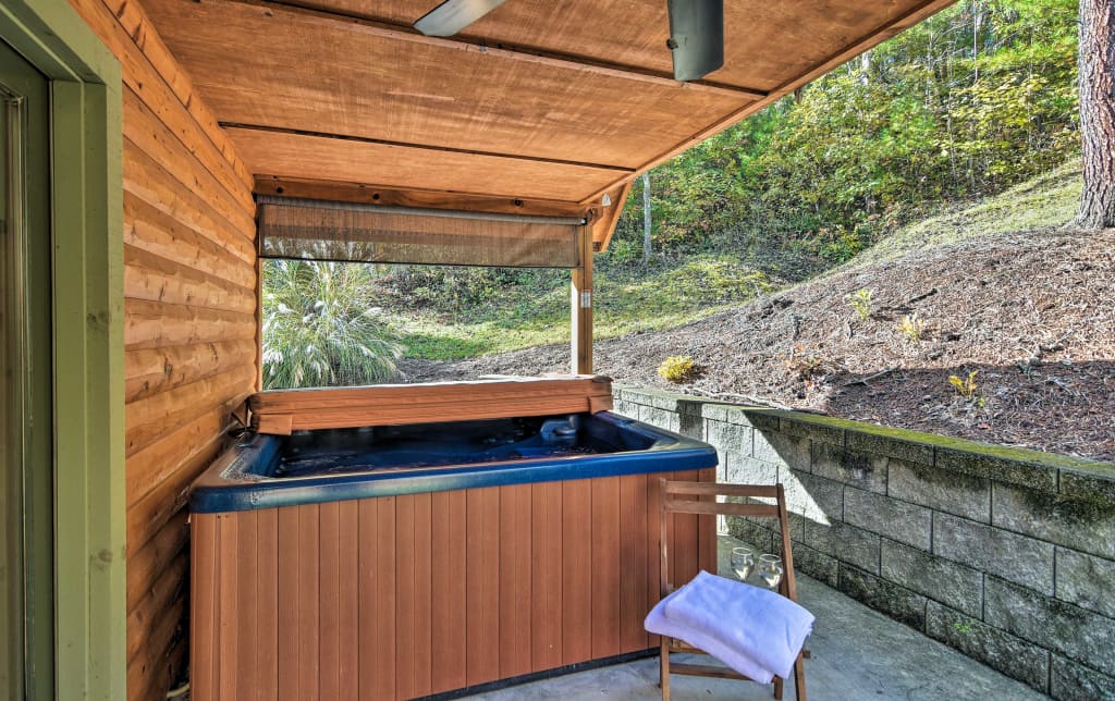 AmericanRent1's tweet photo. Ideal for a couple's getaway or a small family trip, Smoky Mountains cabin via no booking fees website Find American Rentals, is a 1-bath vacation rental studio suited for groups of 4. #VacationRentals #SmokyMountains #NoBookingFees #FindAmericanRentals https://t.co/UVFbC3jygb https://t.co/dODbEPRfMB