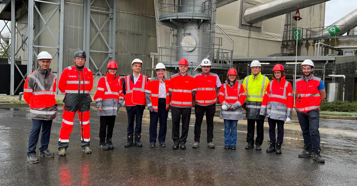 E_Brachlianoff's tweet photo. No questions asked. That’s how safety should work in demanding industrial jobs: it always comes first, no matter what. One should never have to even weigh safety against other considerations: simply put, it must be a reflex! 🦺👷‍♂️

Throughout our International #Health and #Safety Week, all over the world, members of our executive committee and managers have been on the ground to discuss that all-important approach with operational teams, as they do all year round.

Thank you everyone for your commitment, it makes all the difference to ensure that we protect each other.