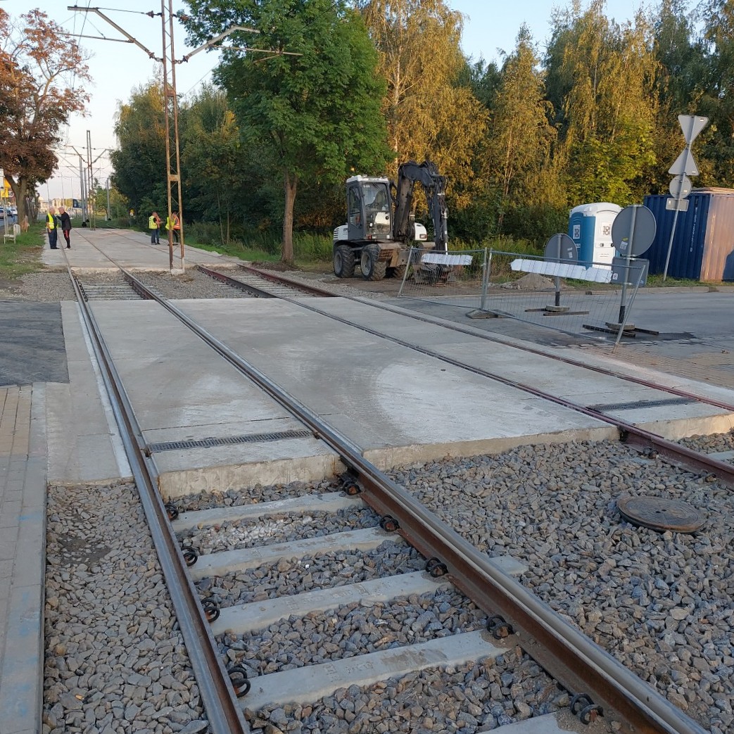 W weekend zakończyliśmy roboty budowlane związane z modernizacją przejazdów drogowych w torowisku na ulicy Kosmonautów. Udało się tydzień przed planowanym terminem!
