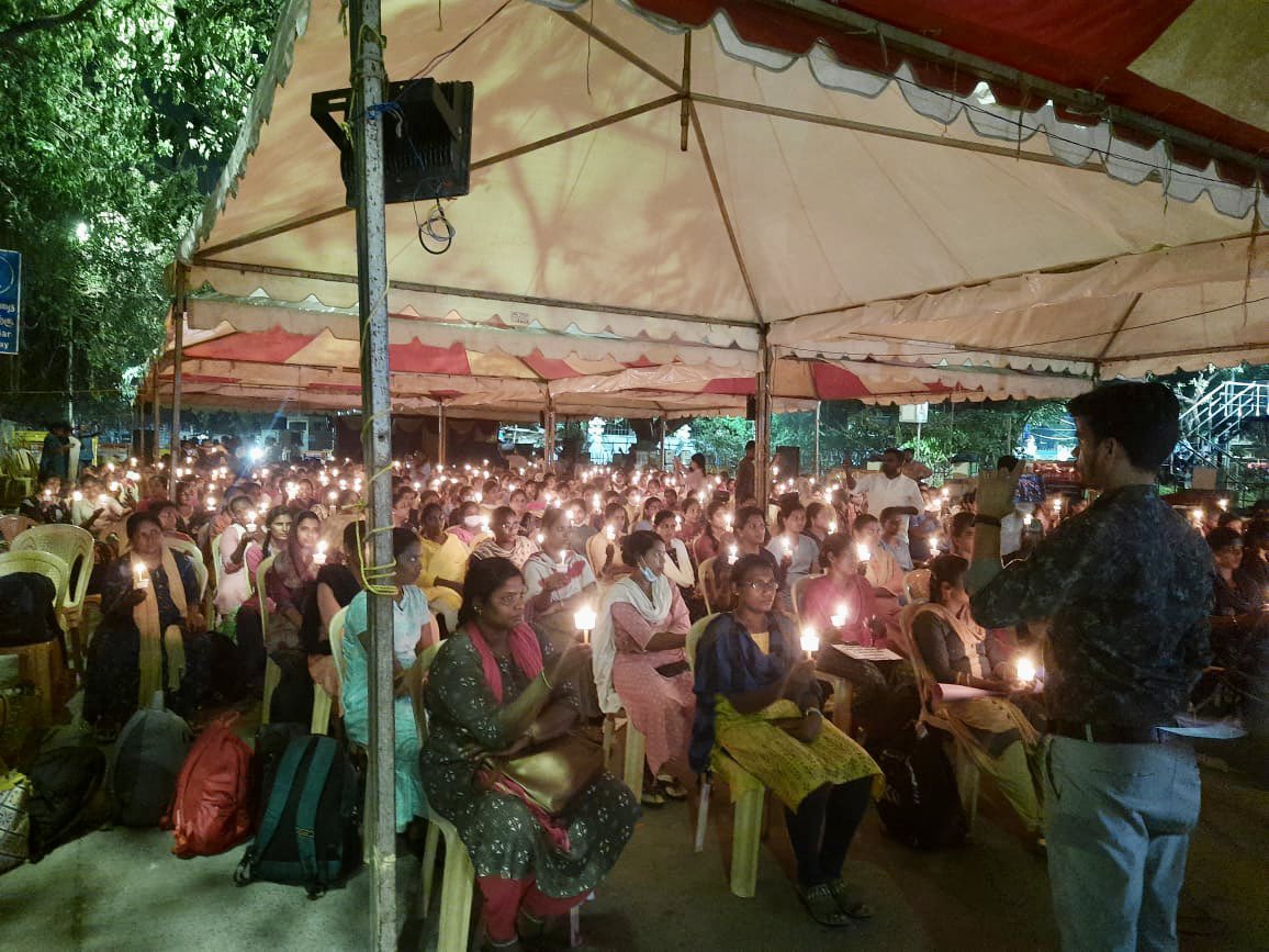 Vijayabaskarofl's tweet photo. #கொரோனா பேரிடர் காலத்தில் தங்கள் குடும்பத்தை மறந்து உயிரை துச்சமென மதித்து களத்தில் நின்று பணியாற்றிய செவிலியர்கள் தொடர்ந்து போராடிக் கொண்டிருக்கின்றார்கள். 

தங்கள் வாழ்வாதாரத்தை காப்பாற்றிட போராடும் செவிலியர்களை பேச்சுவார்த்தை என்ற பெயரில் அழைத்து, 'கை கழுவி விட்டது' இந்த அரசு. 

மனம் தளராமல் உயர் நீதிமன்றம் சென்று முறையிட்டு 'பாதிக்கப்பட்ட செவிலியர்களுக்கு 6 வாரத்துக்குள் அரசு பணி நியமன ஆணை வழங்க வேண்டுமென்ற' உத்தரவினை பெற்று வந்தார்கள். ஆனால், இந்த நிமிடம் வரை அரசு இதுகுறித்து எவ்வித நடவடிக்கையும் எடுக்காமல் காலம் தாழ்த்துவது வருத்தமளிக்கிறது.

(1/2)