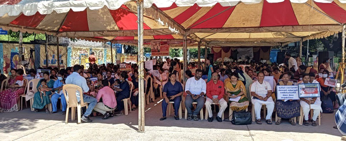 Vijayabaskarofl's tweet photo. #கொரோனா பேரிடர் காலத்தில் தங்கள் குடும்பத்தை மறந்து உயிரை துச்சமென மதித்து களத்தில் நின்று பணியாற்றிய செவிலியர்கள் தொடர்ந்து போராடிக் கொண்டிருக்கின்றார்கள். 

தங்கள் வாழ்வாதாரத்தை காப்பாற்றிட போராடும் செவிலியர்களை பேச்சுவார்த்தை என்ற பெயரில் அழைத்து, 'கை கழுவி விட்டது' இந்த அரசு. 

மனம் தளராமல் உயர் நீதிமன்றம் சென்று முறையிட்டு 'பாதிக்கப்பட்ட செவிலியர்களுக்கு 6 வாரத்துக்குள் அரசு பணி நியமன ஆணை வழங்க வேண்டுமென்ற' உத்தரவினை பெற்று வந்தார்கள். ஆனால், இந்த நிமிடம் வரை அரசு இதுகுறித்து எவ்வித நடவடிக்கையும் எடுக்காமல் காலம் தாழ்த்துவது வருத்தமளிக்கிறது.

(1/2)