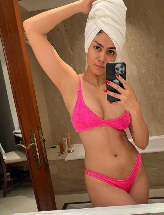 F676iiMaoAA6Dic?format=jpg&name=900x900