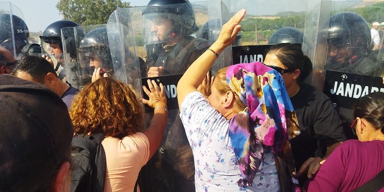 Sendikalaşmanın önünü kapatan, Kod 46'yla işçilerin işsizlik maaşı ve tazminatına göz diken, haklı mücadeleyi iktidar eliyle engellemeye çalışan ”işçi bu ülkede 1-0 önde başlıyor “diyerek iyice pervasızlaşan patrona karşı tüm beyaz yakalı işçileri desteğe çağırıyoruz.
#Agrobay