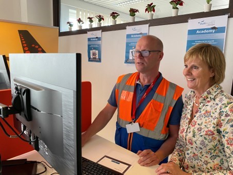 MultiMastersGro's tweet photo. Een professionele #dienstverlening vraagt om goed opgeleide medewerkers. Vorig jaar volgden onze masters samen 22.212 uren #opleiding. Het opleidingsaanbod binnen Multi Masters Group is in handen van onze MM-Academy. Meer info op https://t.co/sskEmuGZO6. https://t.co/5r388svXLO