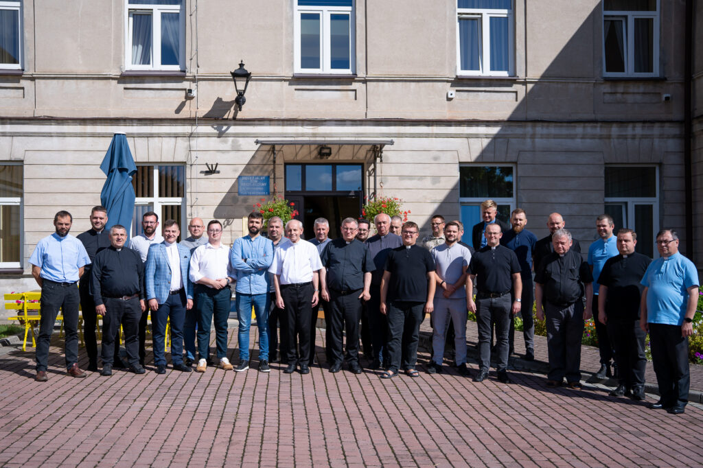 pazulewski's tweet photo. W ostatnim czasie miałem przyjemność przeszkolić koordynatorów pieszych pielgrzymek na @JasnaGoraNews z komunikacji i #PR.

Dziękuję @KZadarko za zaproszenie i @HSzczypek za pomoc w przeprowadzeniu szkolenia 💪 https://t.co/61rz0ZC2IX