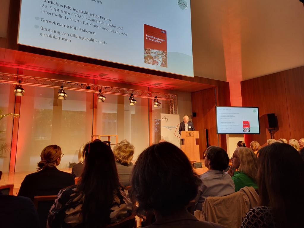 Alexandra W. Busch tweet media