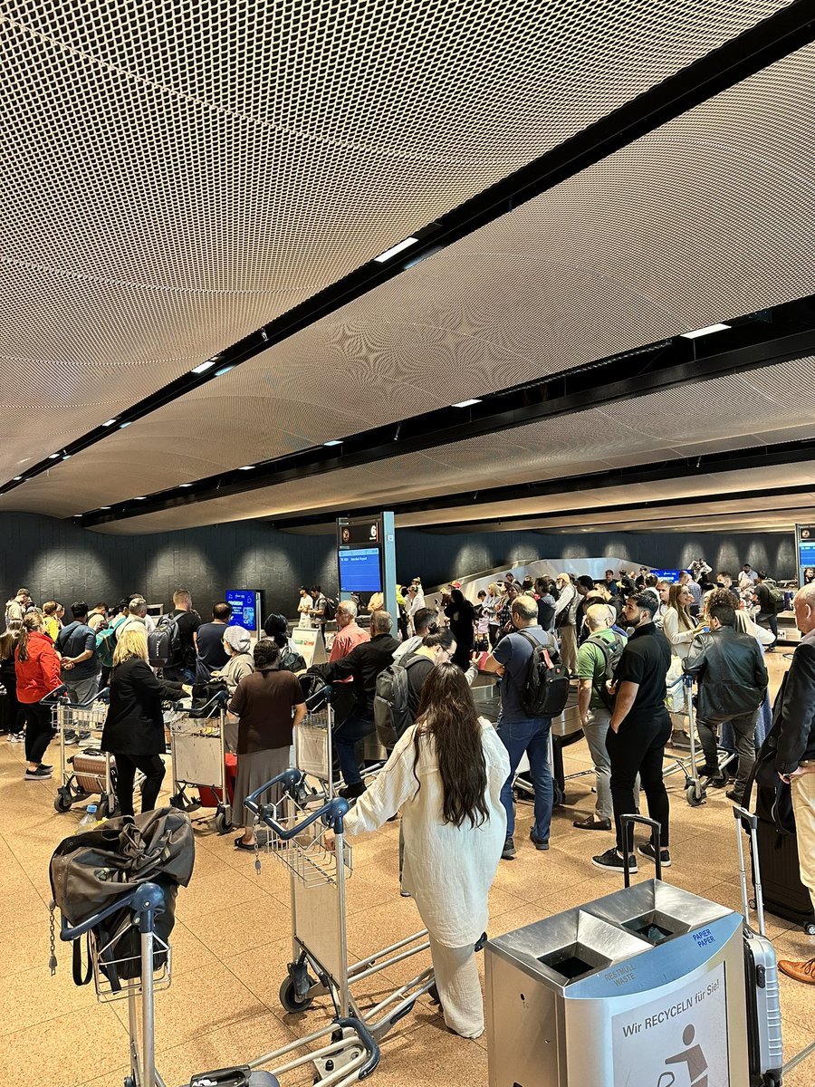 Der Flughafen Hamburg bleibt sich treu! Mangelhafter Service, lange Wartezeiten, schwache Kommunikation, zu wenig Personal!  Wie heute wieder zu sehen: 200 Menschen stehen seit einer Stunde am Band und warten auf das Gepaeck welches einfach nicht kommt! <a href="/HamburgAirport/">Hamburg Airport 🕊</a>