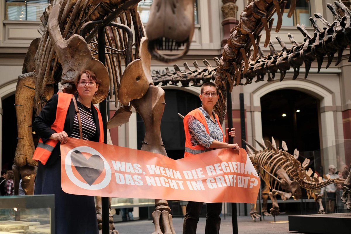 📢 Verfahren wegen „gemeinschädlicher Sachbeschädigung“ eingestellt: Kein hinreichender Tatbestand!

🦺 Dieser Protest zweier Mütter gegen den menschheitsgefährdenden Kurs der Regierung war richtig.

Foto: Tenzin Heatherbell