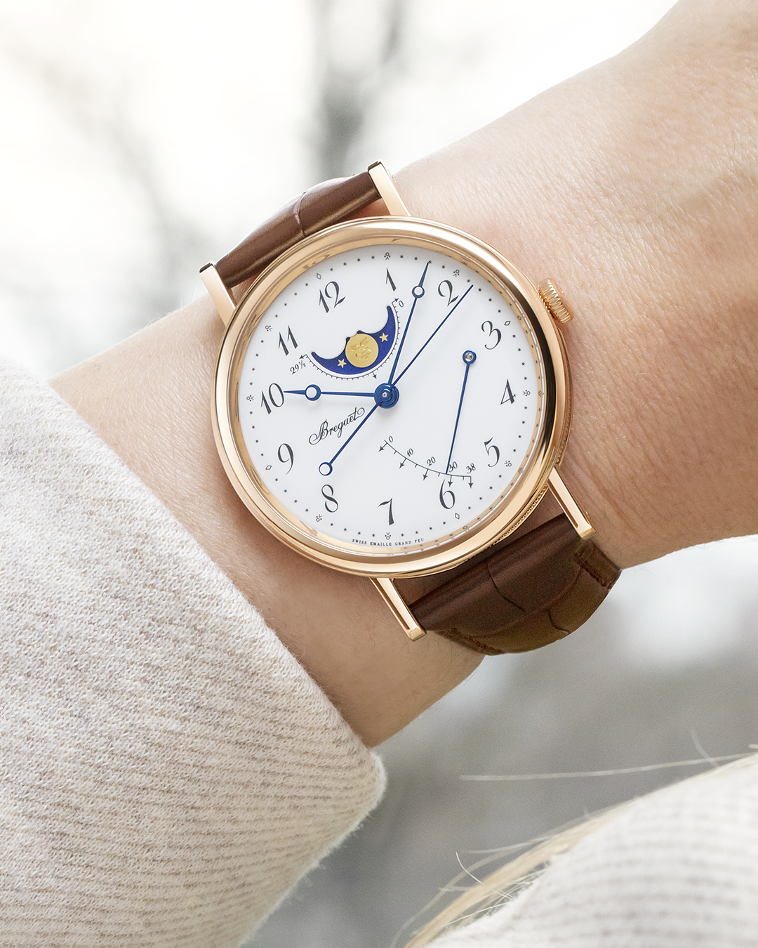 Breguet on X The Arabic numerals embodied in the Classique 7787 match the ones originally designed by A. L. Breguet. Characterised by their slender form they are so emblematic of Breguet s style that