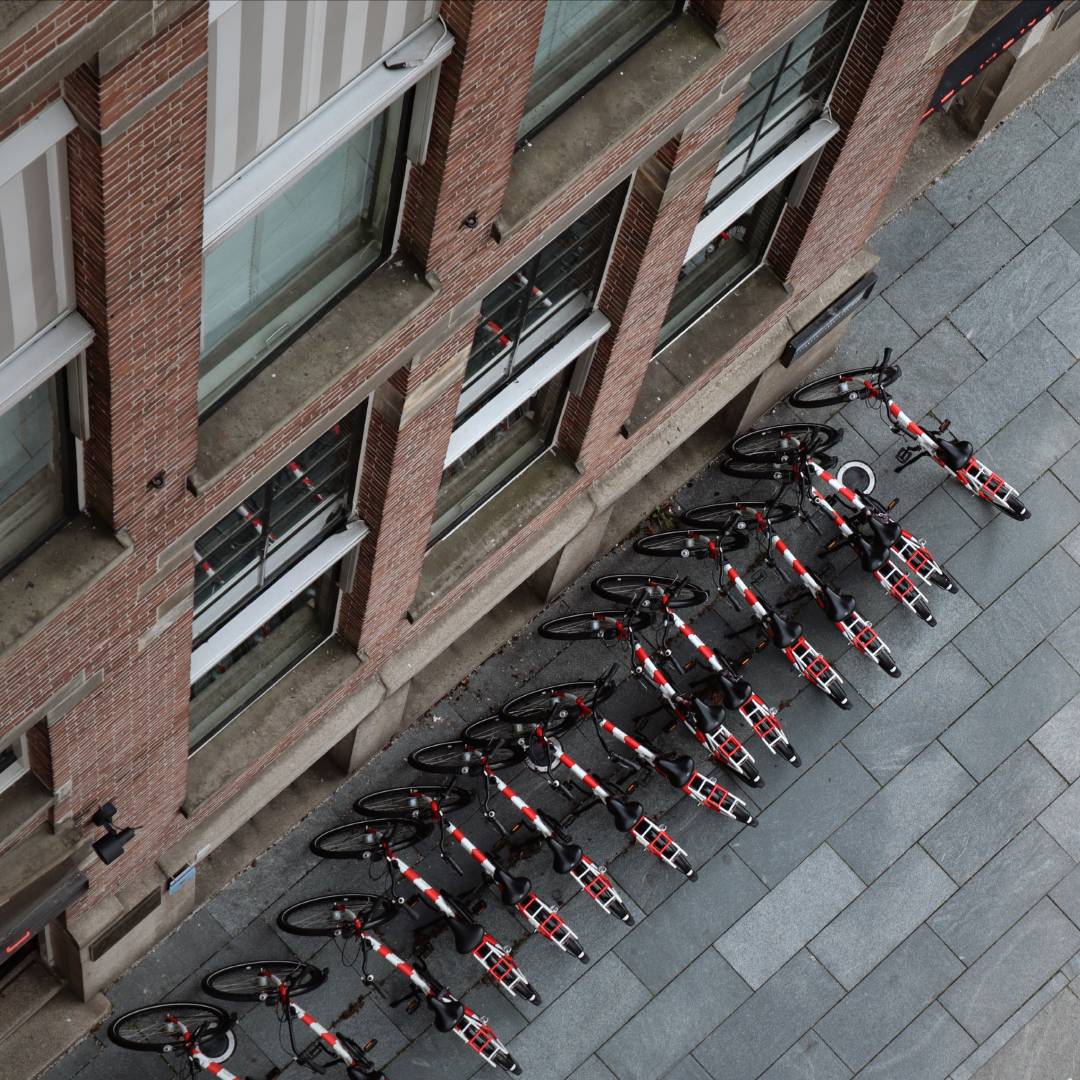 Spring maar achterop bij mij... Ontdek de stad op twee wielen! Bij ons kun je eenvoudig fietsen huren om de omgeving te verkennen.

#hotelnewyork #fietsplezier #rotterdam