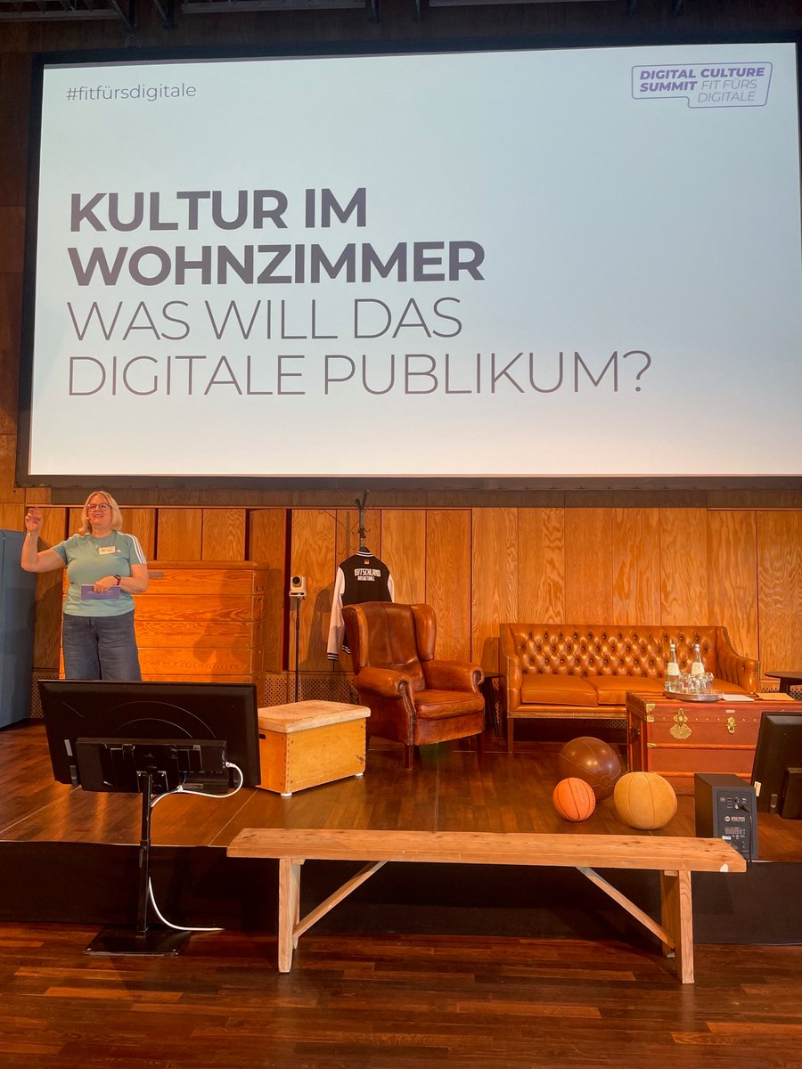 😛Kaum 10:00 und das Zitat des Tages auf dem #digitalculturesummit ist bereits gefallen!
<a href="/kulturtussi/">Anke von Heyl</a>, Moderatorin des ersten Panels: 
"Man sollte die #Toiletten immer mit einbeziehen, da kann man unheimlich viel gestalten" 🤣