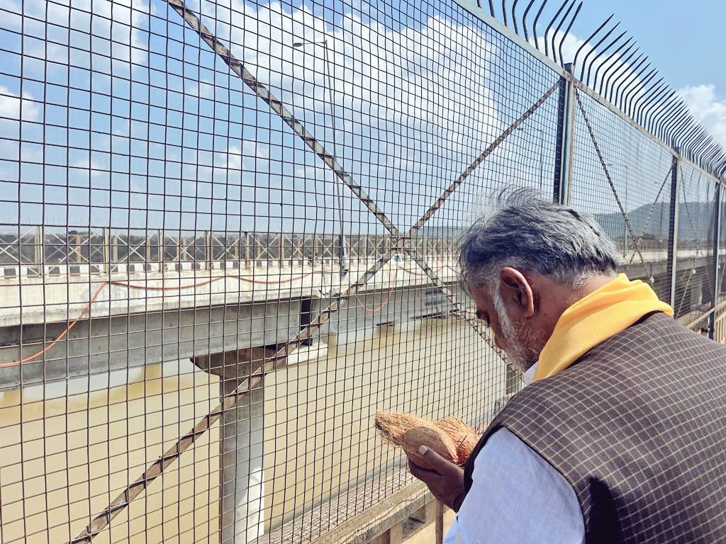 prahladspatel's tweet photo. तिलवारा घाट, जबलपुर में मां नर्मदा जी को प्रणाम किया।
नर्मदे हर! https://t.co/yyjpDCvK32