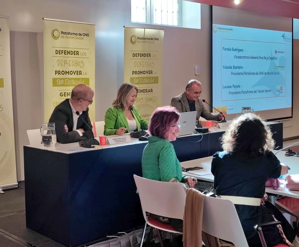PlataformadeONG's tweet photo. "No basta solo con acompañar y atender a las personas, sino que tenemos que ser organizaciones que puedan cambiar los modelos estructurales injustos 
con las personas que más lo necesitan" Destaca @PoyatoRoca presidente de la @Plataforma3sect en el seminario final del #IVPETSAS🗣️ https://t.co/ZWsFeDTmd8