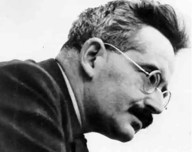 #WalterBenjamin anısına, saygıyla...

Dünyanın her yerinde sürekli olarak aynı dram, aynı dar sahne üstünde aynı dekorlar, kendi büyüklüğünün sarhoşluğu içerisinde başı dönmüş, köpürüp duran bir insanlık...