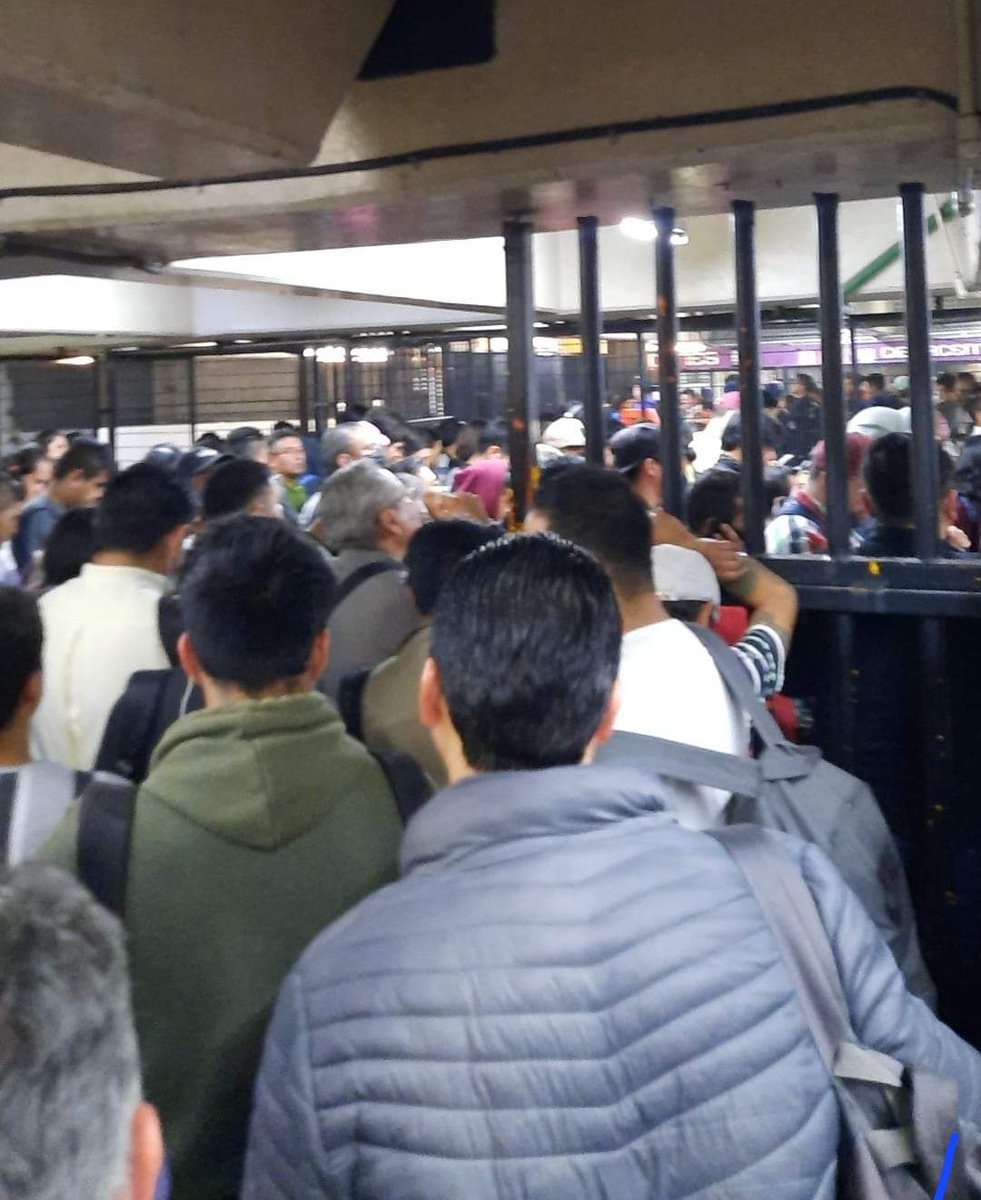 YuaridVader's tweet photo. Después de 20 minutos esperando informan a las personas del anden que desocupen el tren que va a la Paz, que ya no va a dar servicio y mientras nosotros atorados en los corrales @MetroCDMX #pantitlan #lineaA #líneaA https://t.co/k2boQ0lVFl