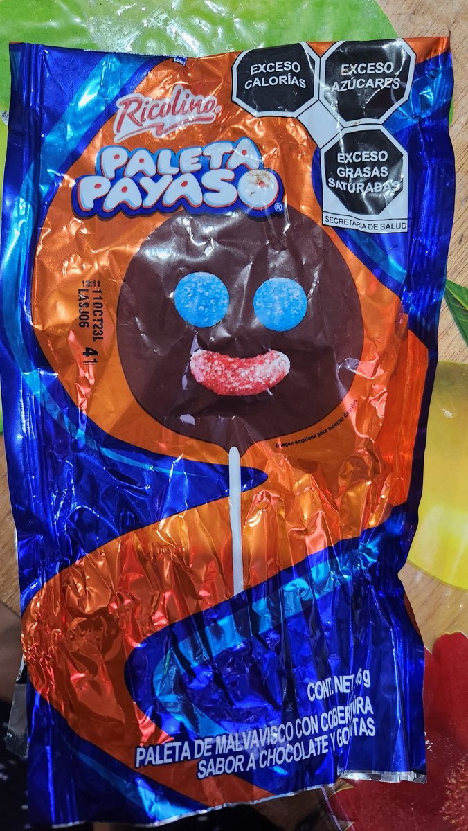 PlayerSaico's tweet photo. Atención @Profeco @Grupo_Bimbo @RicolinoMX, Ayer en @BodegaAurrera de Ejército Mexicano, se le compro una paleta payaso para mi hija de 2 años, y esta vino con una consistencia sospechosa y con sabor a grasa de maquinaria https://t.co/sOv0wV77mW