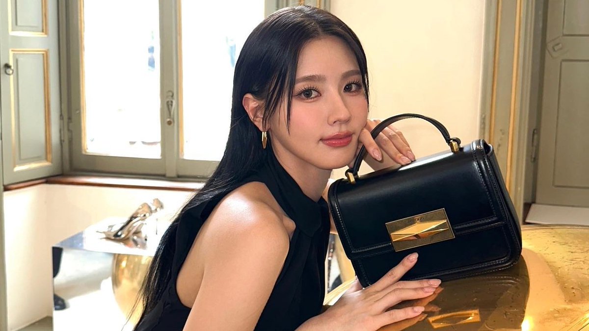 searchmiyeon's tweet photo. JIMMY CHOO GIRL https://t.co/PbK5VbvDe8