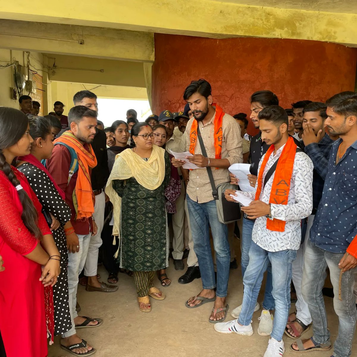 ABVPSHAHNAGAR's tweet photo. शासकीय महावि शाहनगर में, प्राचार्य और शिक्षकों की अध्यापन के प्रति घोर लापरवाही, विद्यार्थियों की समस्याओं की नजरंदाजी,शासकीय धन के दुरुपयोग के खिलाफ अखिल भारतीय विद्यार्थी परिषद शाहनगर की महाविद्यालय में तालाबंदी,तहसीलदार मैंम को ज्ञापन
@ABVPMK @ChetasSukhadia @CollectorPanna https://t.co/wDt9Qhpl0o