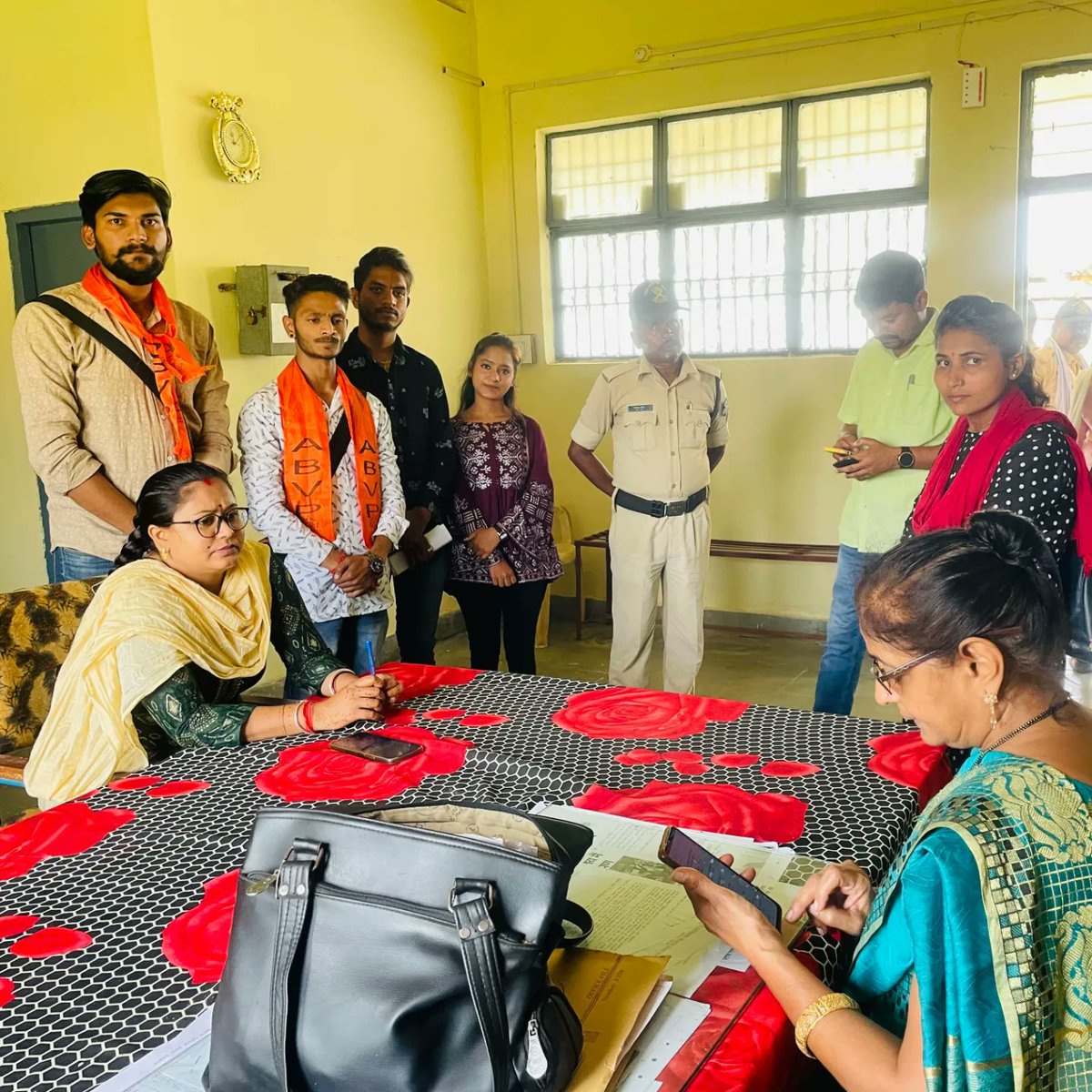 ABVPSHAHNAGAR's tweet photo. शासकीय महावि शाहनगर में, प्राचार्य और शिक्षकों की अध्यापन के प्रति घोर लापरवाही, विद्यार्थियों की समस्याओं की नजरंदाजी,शासकीय धन के दुरुपयोग के खिलाफ अखिल भारतीय विद्यार्थी परिषद शाहनगर की महाविद्यालय में तालाबंदी,तहसीलदार मैंम को ज्ञापन
@ABVPMK @ChetasSukhadia @CollectorPanna https://t.co/wDt9Qhpl0o