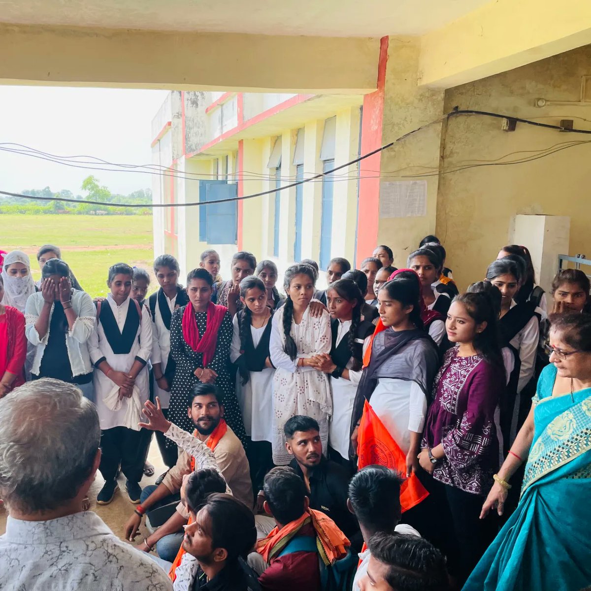 ABVPSHAHNAGAR's tweet photo. शासकीय महावि शाहनगर में, प्राचार्य और शिक्षकों की अध्यापन के प्रति घोर लापरवाही, विद्यार्थियों की समस्याओं की नजरंदाजी,शासकीय धन के दुरुपयोग के खिलाफ अखिल भारतीय विद्यार्थी परिषद शाहनगर की महाविद्यालय में तालाबंदी,तहसीलदार मैंम को ज्ञापन
@ABVPMK @ChetasSukhadia @CollectorPanna https://t.co/wDt9Qhpl0o