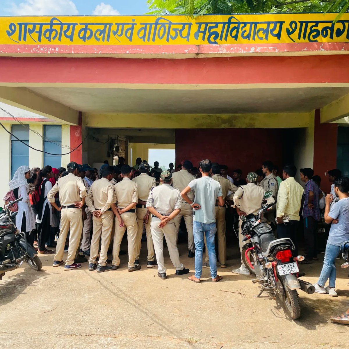ABVPSHAHNAGAR's tweet photo. शासकीय महावि शाहनगर में, प्राचार्य और शिक्षकों की अध्यापन के प्रति घोर लापरवाही, विद्यार्थियों की समस्याओं की नजरंदाजी,शासकीय धन के दुरुपयोग के खिलाफ अखिल भारतीय विद्यार्थी परिषद शाहनगर की महाविद्यालय में तालाबंदी,तहसीलदार मैंम को ज्ञापन
@ABVPMK @ChetasSukhadia @CollectorPanna https://t.co/wDt9Qhpl0o
