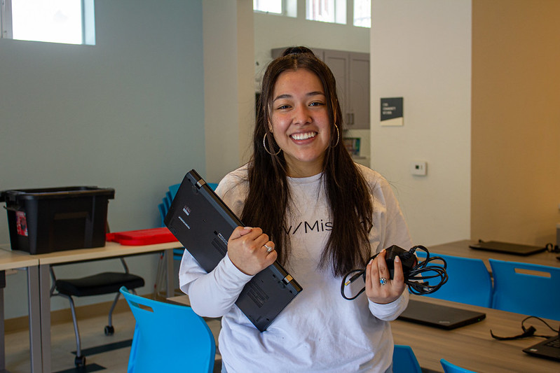 devmissionorg's tweet image. Celebrating #HispanicHeritageMonth with the incredible story of Ashley, She&apos;s making waves and showing us all that there&apos;s no limit when it comes to #TechAccess and inclusion. Get inspired and join us in celebrating her resilience this week on our website - #LatinaPride 💪