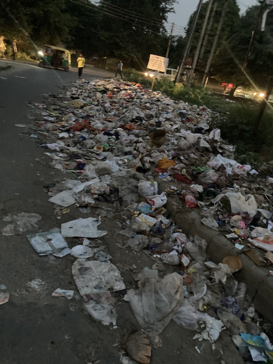 VaniVerma16's tweet photo. In sector 46 gurgaon, on the main market road exactly opposite to PS SEC-50 , there's alot of garbage not disposed properly. Neither mcg nor the RWA of sec 46 is taking any actions regarding the same. It is causing disturbance and discomfort to the residents of sector 46. https://t.co/RE51wnVhtv
