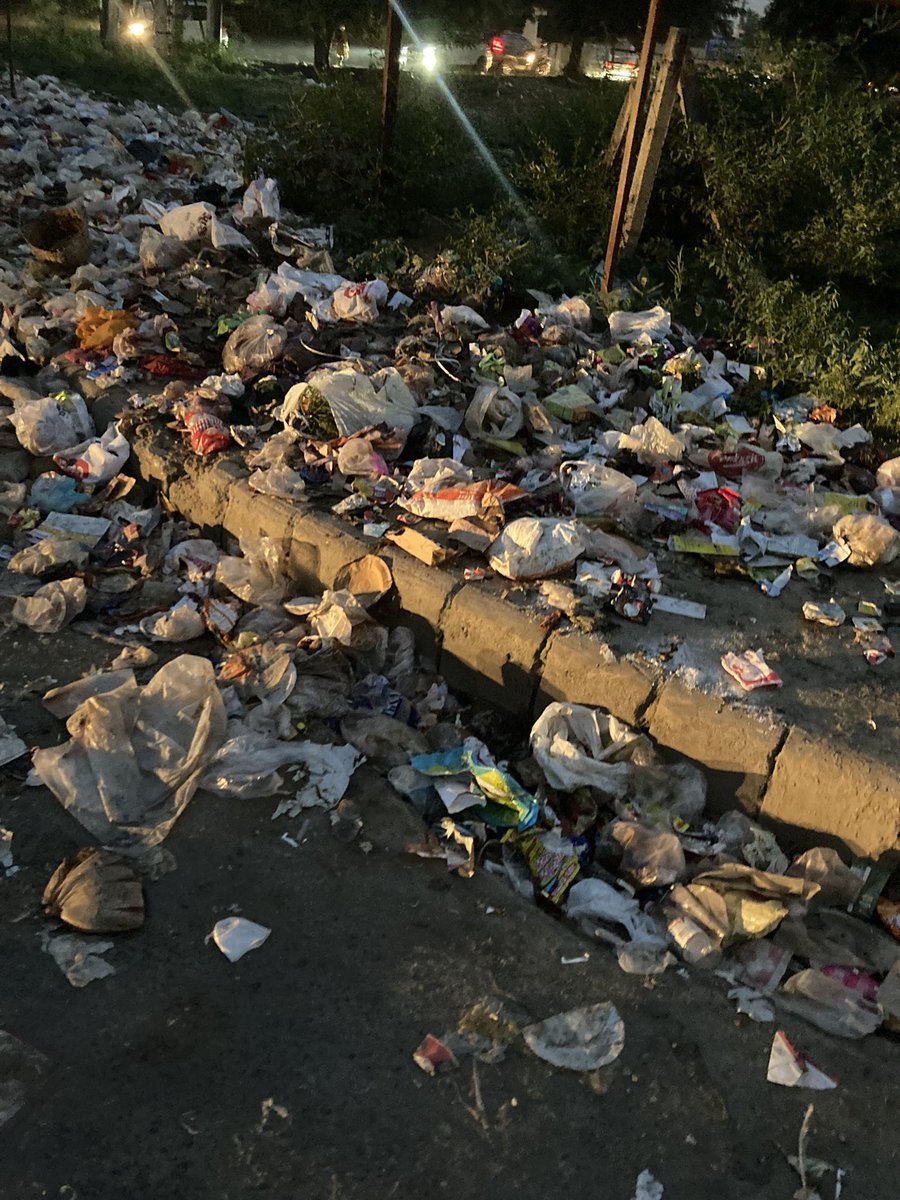VaniVerma16's tweet photo. In sector 46 gurgaon, on the main market road exactly opposite to PS SEC-50 , there's alot of garbage not disposed properly. Neither mcg nor the RWA of sec 46 is taking any actions regarding the same. It is causing disturbance and discomfort to the residents of sector 46. https://t.co/RE51wnVhtv