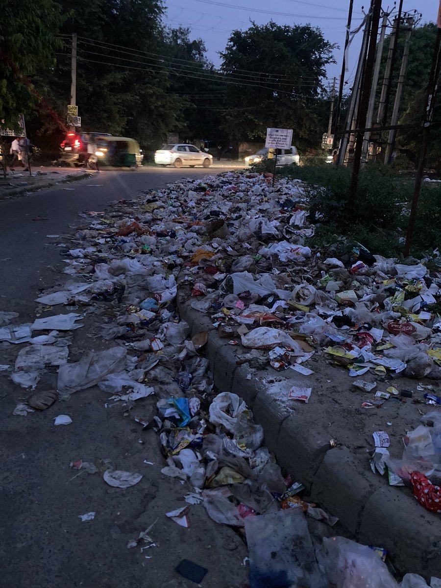 VaniVerma16's tweet photo. In sector 46 gurgaon, on the main market road exactly opposite to PS SEC-50 , there's alot of garbage not disposed properly. Neither mcg nor the RWA of sec 46 is taking any actions regarding the same. It is causing disturbance and discomfort to the residents of sector 46. https://t.co/RE51wnVhtv