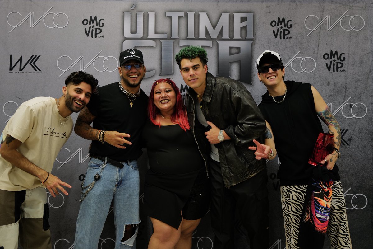 eilizabeth's tweet photo. Pasaron  7 años para que pudiera tener esta foto con ellos mi yo de 27 es ta feliz está contenta por que lo logro en 2017 solo fui modo prensa y disfrute pero esta vez lo Vivi al máximo todos son tan únicos los amo https://t.co/G90PKuLUnk