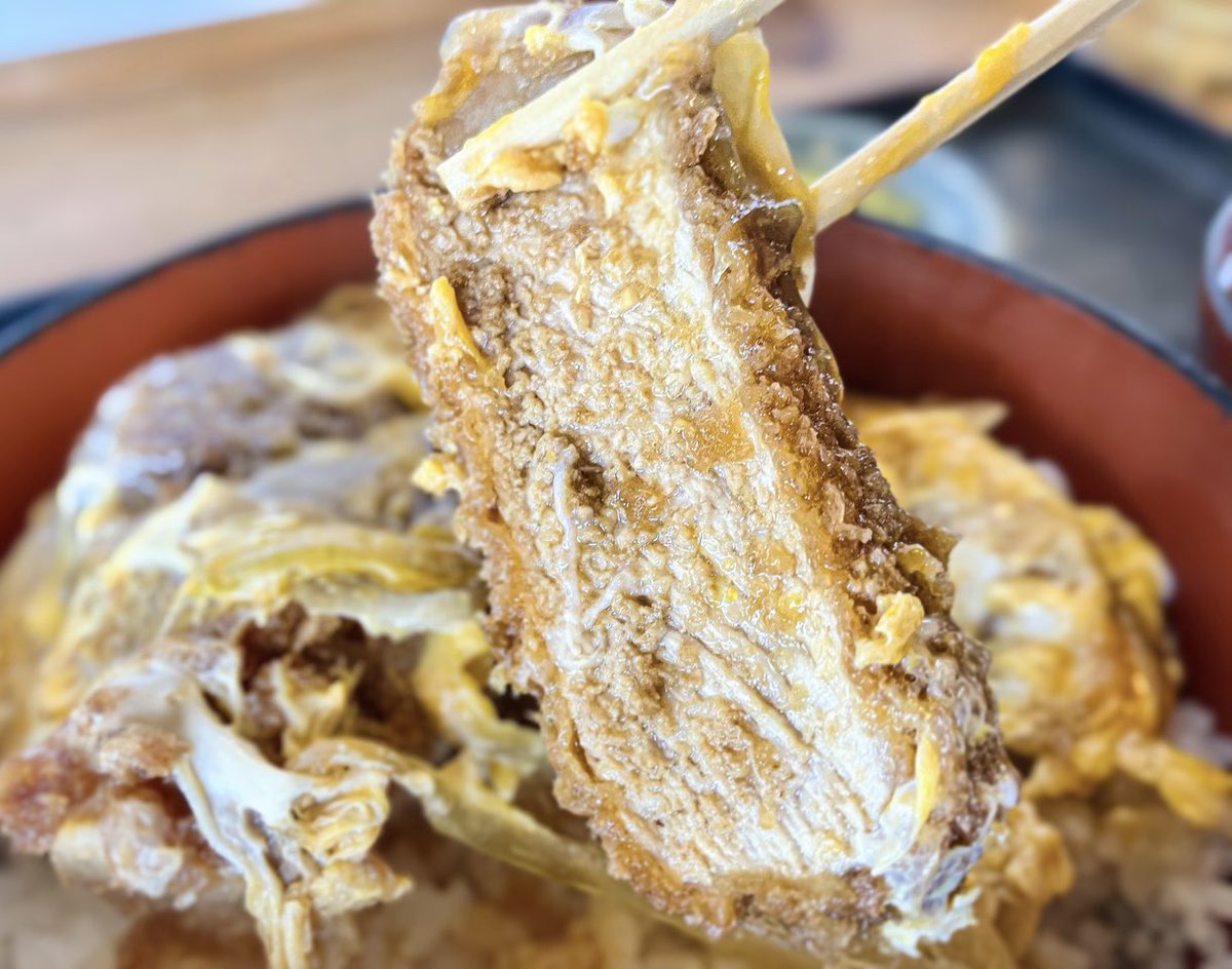 signals5's tweet photo. 生そばきく家
カツ丼

縦ボリューム重視
カッチリ目に火が入るカツはｻﾞｸｯ☆と噛みしめると滲み出る良質な旨み
はっきり濃い割下は蕎麦屋ならではの出汁感で玉子綴じの寸止め具合も完璧
控え目なご飯の量含め全てが絶妙
厨房で腕を揮うベテラン女将にはカツ丼マイスター人間国宝の称号を与える���き https://t.co/u1D1DBHZIo
