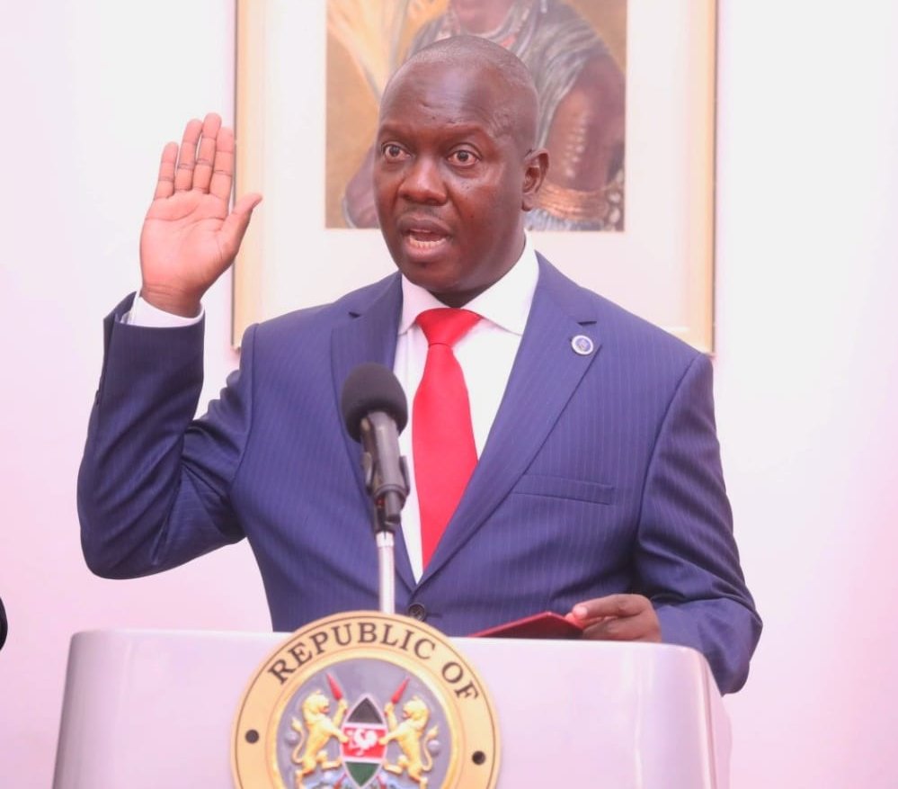EAProsecutors's tweet photo. Hon. Renson Mulele Ingonga, OGW, is the new Director of Public Prosecutions-Kenya 🥳🥳.

His Excellency, Dr. William Ruto, President of the Republic of Kenya, presided over the swearing-in ceremony of Hon. Ingonga at State House, Nairobi. #EAAP #IAP https://t.co/PIpmRORDZR