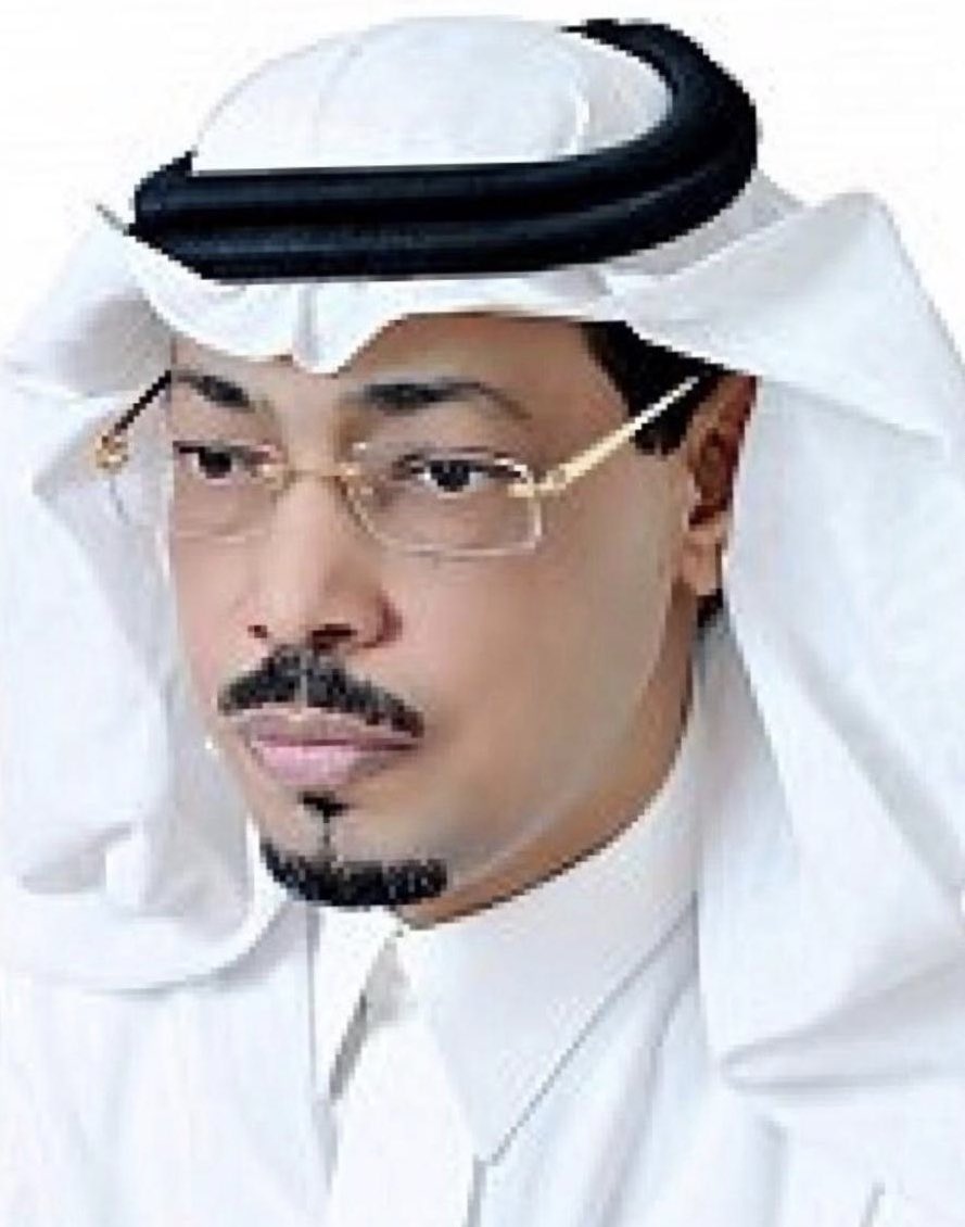 RowadTw3's tweet photo. فريق المخلاف يحتفل بذكرى اليوم الوطني الـ"93" تحت شعار "عز وفخر" 

بقلم الإعلامي علي الجبيلي 

احتفل المخلاف بيوم الوطن 
الـ"93" بنكهة الحب والوفاء ورقصات العرضة والسيف والمعشى والزيفة تتلاعب بأوردتي وشراييني طربا وتفاعلا بفرحة واحتفالات الناس بيوم الوطن في ذكراه ال٩٣
في قرى المخلاف شمال 
محافظة صبيا …فقد بدا لي
 أن وراء هذه الروعة في التنظيم والأداء
والتفاعل الجماهيري والإعلامي الكبير فريق عمل من ابناءنا الشباب والفتيات 
من ذوي الهمة والخبرة والعطاء المتميز حتى لبست هذه الفعاليات أجمل حلة قشيبة من لون الوطن المتشح بالجمال والإخضرار 
وبريق الذهب ورقة العسجد
ولمعة الزبرجد
ولم يذهب حدسي وتوقعي وتنبئ بعيدا في ذلك 
وأنا أرى تلك الوجوة الطلقة المستبشرة من كفاءات أبناءالمنطقة وعلى الأخص 
" فريق المخلاف التطوعي "
التابع لجمعية رواد العمل التطوعي بجازان يتسابقون 
في وضع لمساتهم الإبداعية 
على أطر ومفاصل وأركانات هذه الإحتفالية العظيمة
التي دشن انطلاق فعالياتها نائب رئيس الجمعية د.علي دبيع  بمناسبة اليوم الوطني ٩٣للمملكة بحضور نائب شيخ شمل المخلاف ومشائخ كلا من قرى ابو القعايد والمحلة وابو السلع والملحاء 
وجمع غفير من الجماهير ومن شخصيات اجتماعية وثقافية وتنويرية متعددة 
ولا شك أن هذه الجمعية المباركة برئاسة عرابها ومؤسسها ورئيس مجلس ادارتها سعادة اللواء عبدالحميد عطيف قد
قدمت عطاءات جليلة وخدمات مبهرة ومتميزه 
في المجتمع خلال فترة وجيزة من انشاءها وحلقت 
في سحابات عاليه من الرقي والإبداع وعن طريق  كوادرها الشابة المخلصة عبر تخصصاتهم  وأعمالهم المنوطة بهم …
-جزيل الشكر والثناء بعد شكر الله سبحانه وتعالى والشكر له 
نرفعه ونقدمه لكل شاب وشابة في هذه الجمعية وغيرها من الجمعيات المماثلة عطاءا ورفدا وخدمة للآخرين ولكل من أشرف عليهم أن يوفق الله مساعيهم المباركة لخدمة وطنهم ومجتمعاتهم 
وأن يجعل كل جهد يبذلونه في ميزان حسناتهم وأن يكثر الله من أمثالهم 
ودام عزك يا وطن 💫
