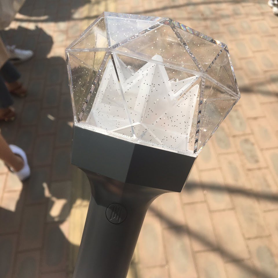 whale4minhyuk's tweet photo. Tbh I like Version 1+2 of the Lightstick a bit  more than Version 3….

Because the little crown inside was what it made the MX Lightstick special 😭 I get that it was related to the old logo in a way but..why did they get rid of it…it was what made it so pretty☹️ https://t.co/0kJ4aJsltH