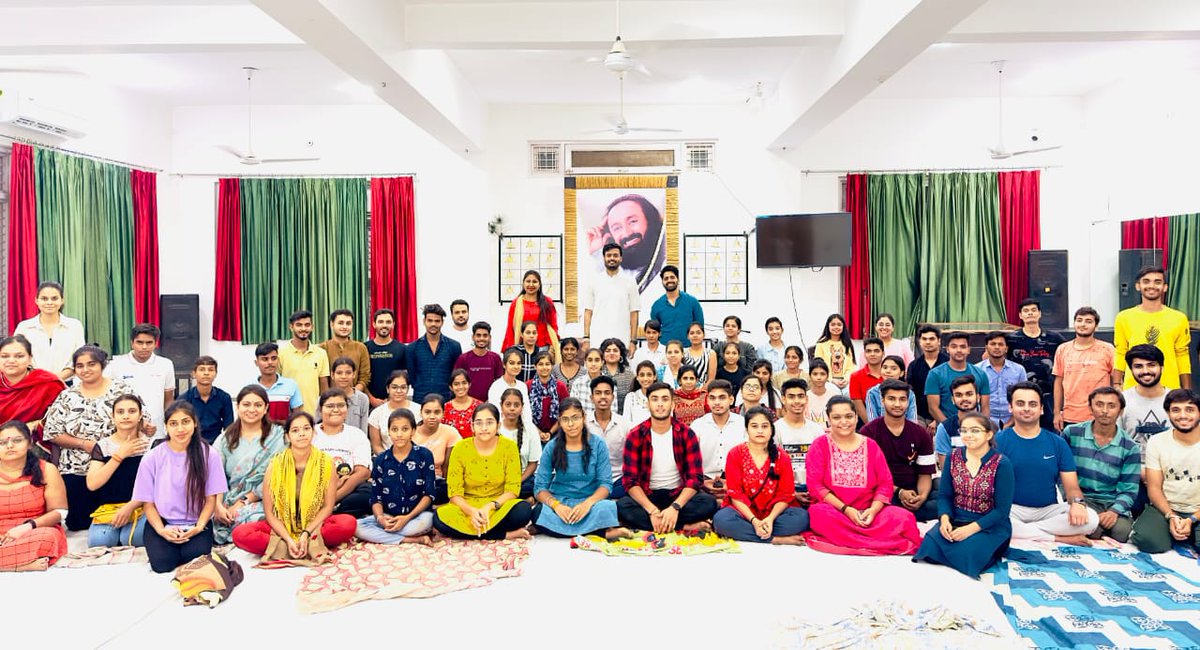 With your blessings #Gurudev @SriSri Jii❤️ another #energetic batch of these #enthusiastic #youngsters concluded in #Meerut! Spreading smile altogether❤️

#जय_गुरुदेव ❤️🌸🙏🏻

#Gurudev #Artofliving #MeerutMeditates #HappyYouth 
#Happinessmantra